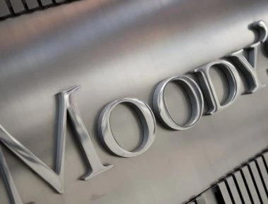 Το γνωστό «βρώμικο» παιχνίδι των οίκων αξιολόγησης: Η Moody's υποβάθμισε σε Baa2 το αξιόχρεο της Ιταλίας